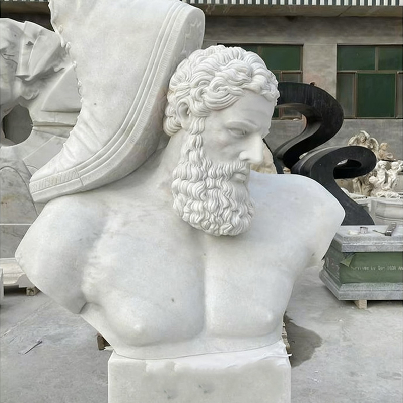 Menneskeskulptur i hvid marmor i naturlig størrelse, håndskåret