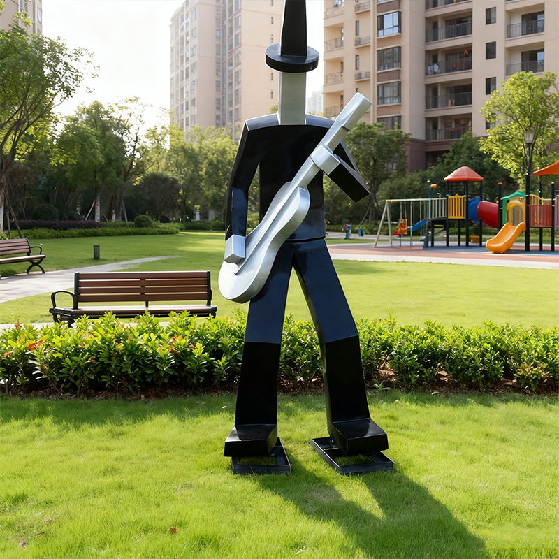 Menneskeskulptur i glasfiber i et abstrakt 