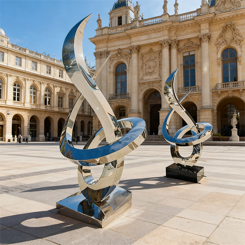 Blå & sølv strømlinet metalskulptur