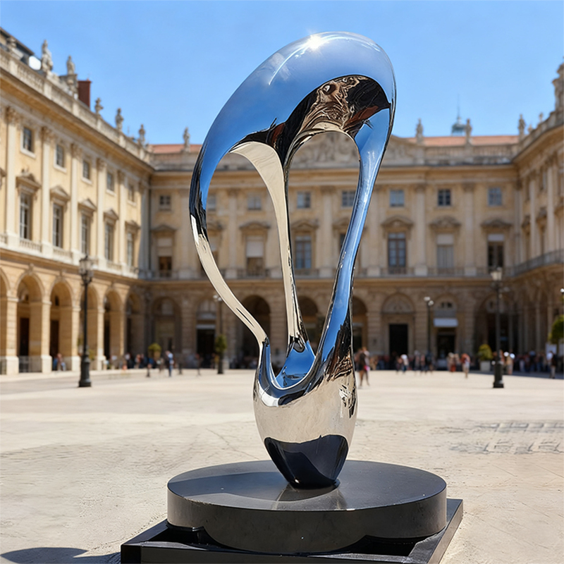 Skulptur i spejlpoleret rustfrit stål